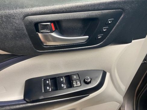Used 2019 Toyota Highlander Limited FWD image 11