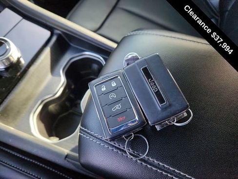 Used 2025 Jeep Grand Cherokee Limited w/ Luxury Tech Group II AWD/4WD image 46