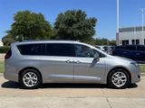 Used 2020 Chrysler Pacifica Limited image 3