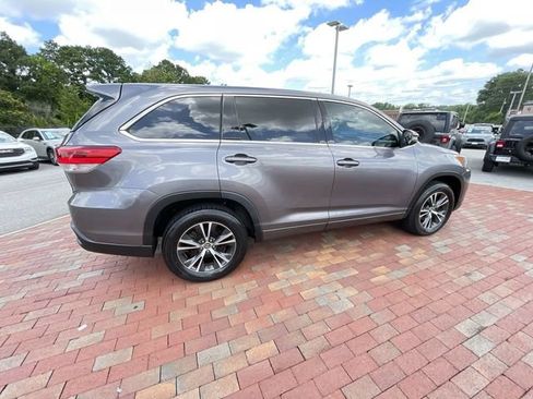 Used 2018 Toyota Highlander LE FWD image 36
