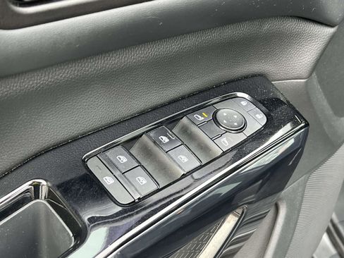 Used 2022 Nissan Pathfinder SV w/ SV Premium Package image 18