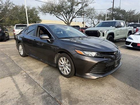Used 2019 Toyota Camry LE image 3