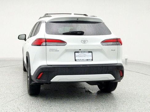 Used 2023 Toyota Corolla Cross XLE image 6