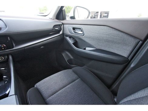 Used 2023 Nissan Rogue SV FWD image 11