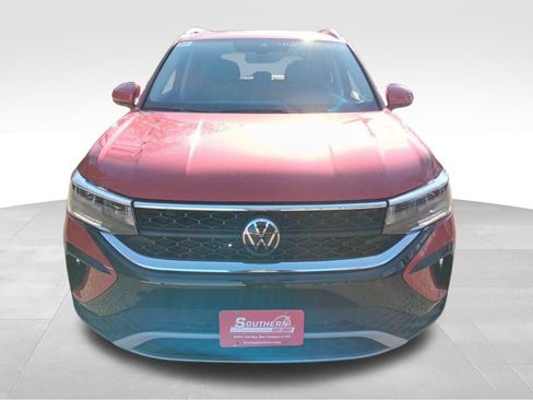 Used 2024 Volkswagen Taos SE w/ Panoramic Sunroof Package image 10