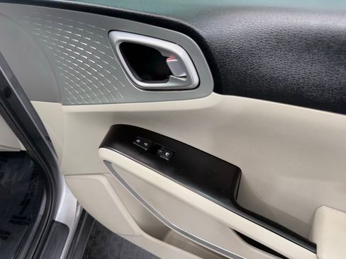 Used 2023 Kia Soul LX image 19