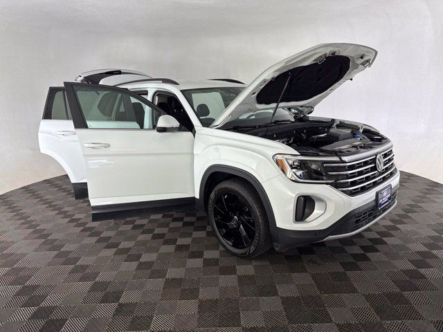 Used 2024 Volkswagen Atlas SE w/ Black Wheel Package AWD/4WD image 14