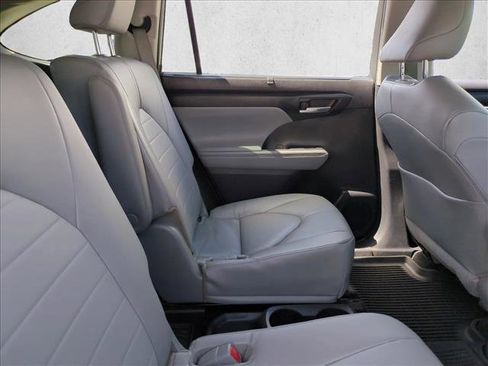 Used 2023 Toyota Highlander XLE FWD image 21