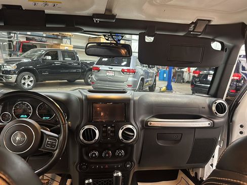 Used 2015 Jeep Wrangler Unlimited Sahara w/ Connectivity Group AWD/4WD image 24