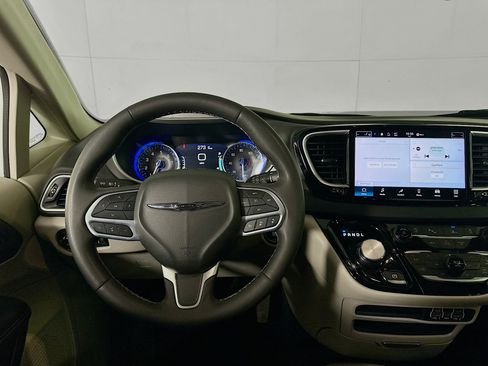 Used 2024 Chrysler Pacifica Touring-L image 17