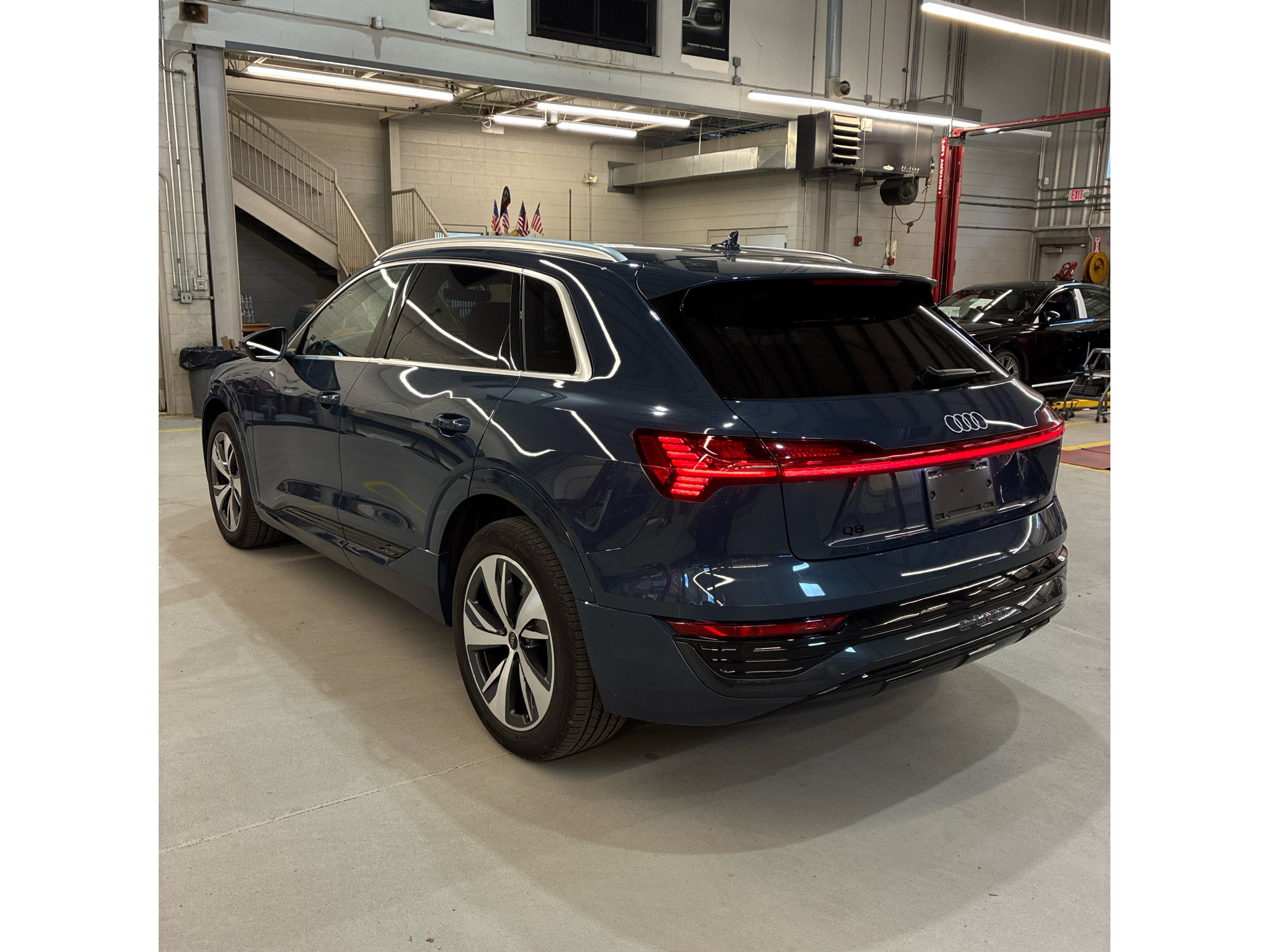 Used 2024 Audi Q8 e-tron Premium Plus AWD/4WD image 2
