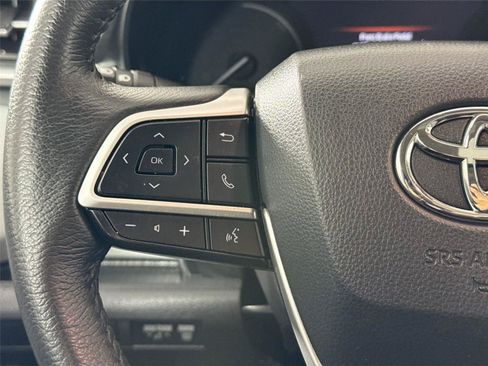Certified 2025 Toyota Sienna XLE FWD image 18
