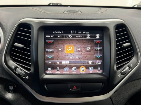 Used 2018 Jeep Cherokee Latitude Plus w/ Comfort/Convenience Group FWD image 25