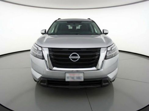 Used 2025 Nissan Pathfinder SV image 2