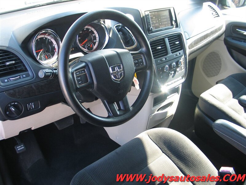 Used 2018 Dodge Grand Caravan SE w/ UConnect Hands-Free Group FWD image 2