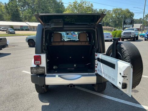 Used 2015 Jeep Wrangler Unlimited Sahara w/ Max Tow Package AWD/4WD image 4