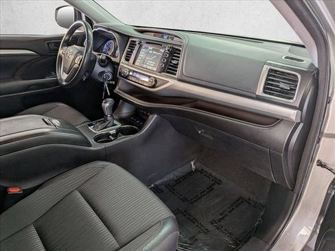 Used 2018 Toyota Highlander Plus AWD/4WD image 28
