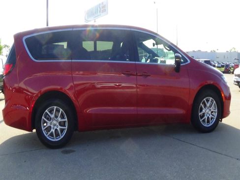 Certified 2025 Chrysler Pacifica Select FWD image 5