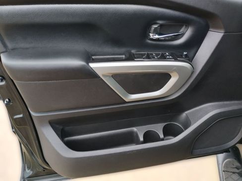 Used 2017 Nissan Titan SV image 11