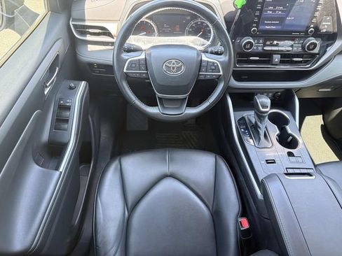 Used 2022 Toyota Highlander XLE FWD image 17