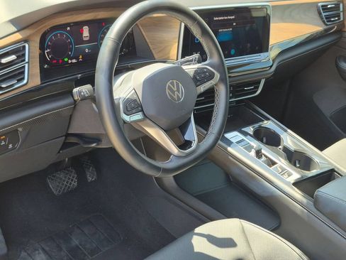 Used 2025 Volkswagen Atlas SE FWD image 15