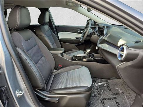 Used 2025 Chevrolet Trax LT FWD image 19