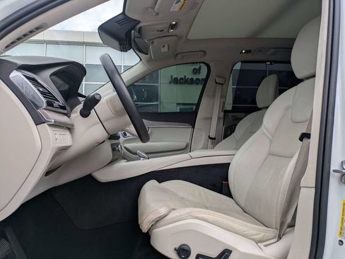 Used 2022 Volvo XC90 T8 Inscription w/ Lounge Package AWD/4WD image 2