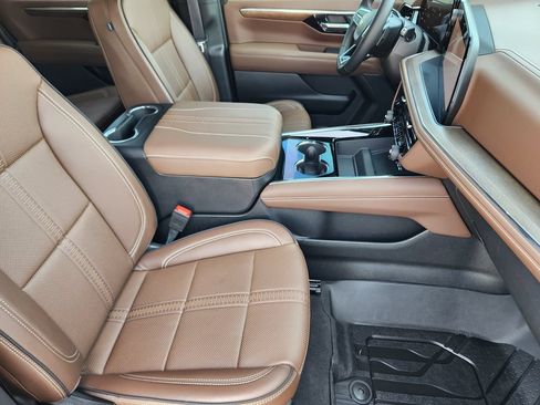 Certified 2025 Chevrolet Tahoe High Country AWD/4WD image 14