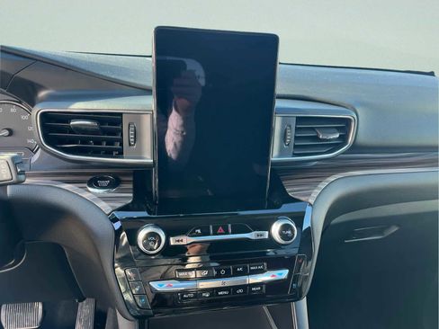 Used 2023 Ford Explorer Limited w/ Limited Technology Package image 25