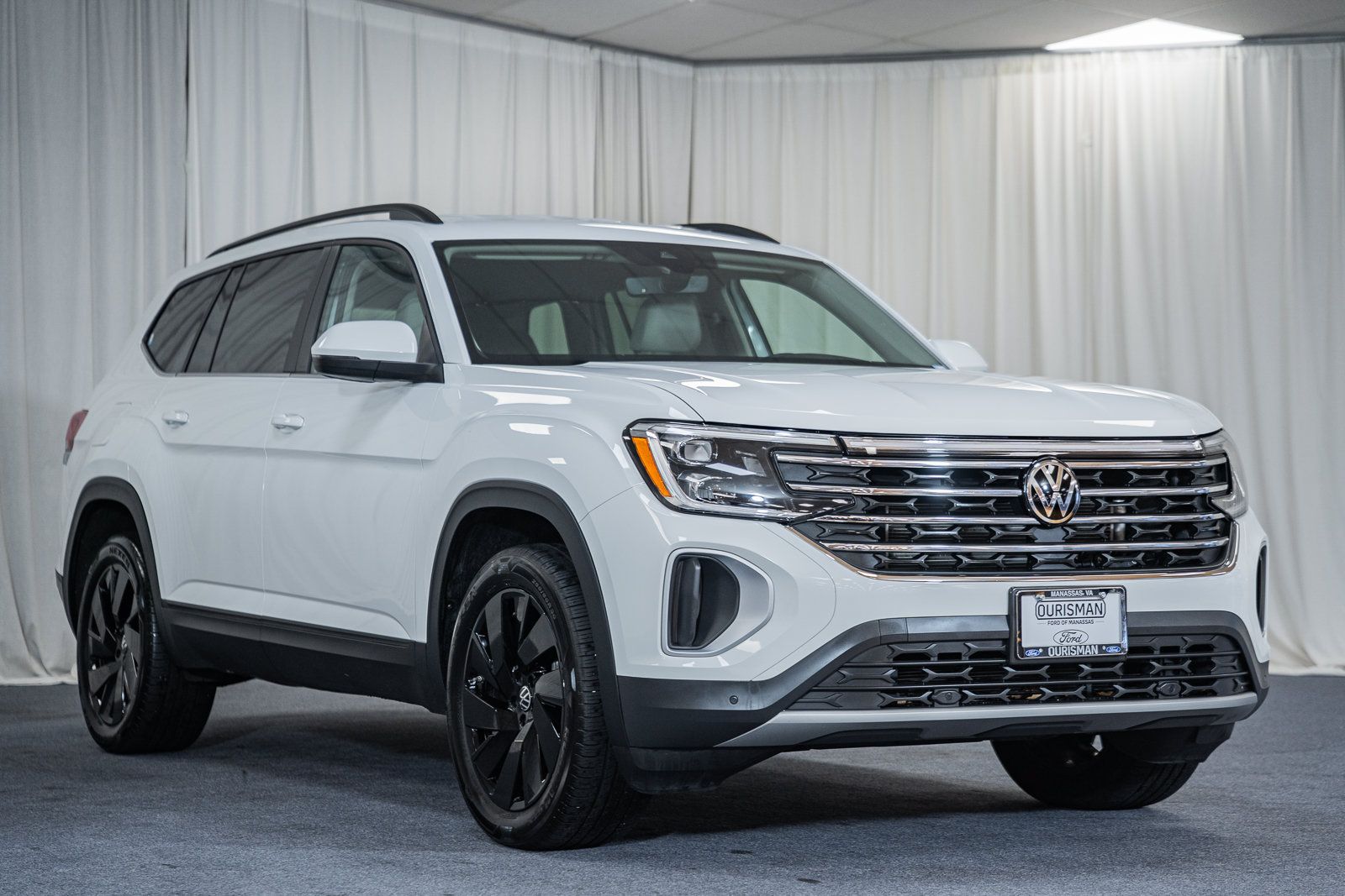 Used 2024 Volkswagen Atlas SE w/ Black Wheel Package AWD/4WD image 1