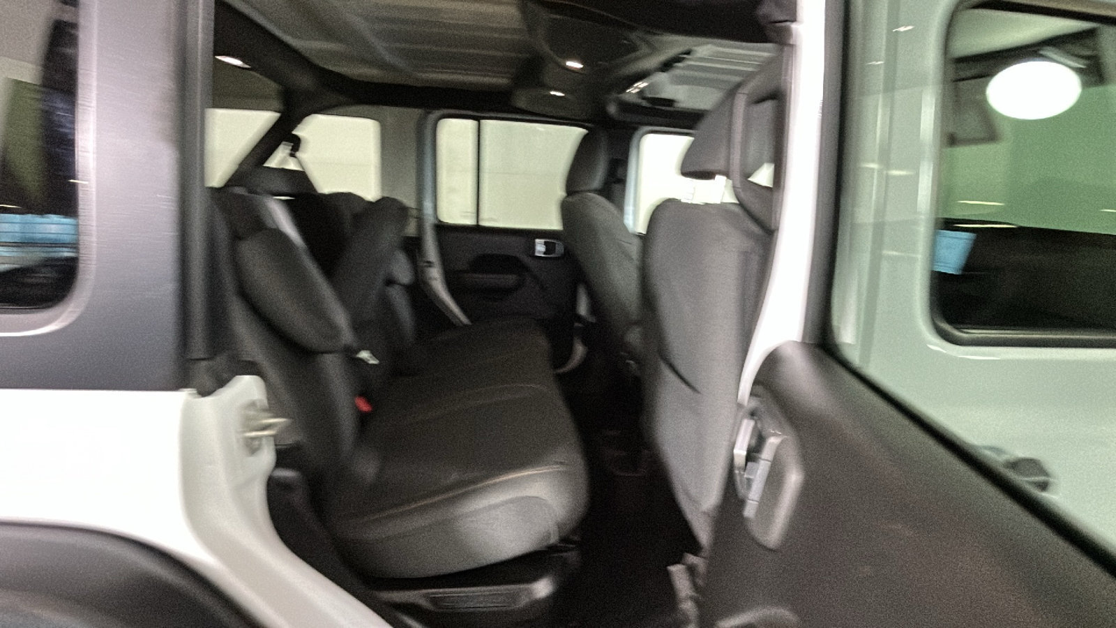 Used 2024 Jeep Wrangler Unlimited AWD/4WD image 33