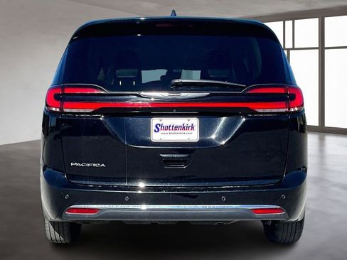 Used 2024 Chrysler Pacifica Touring-L image 5