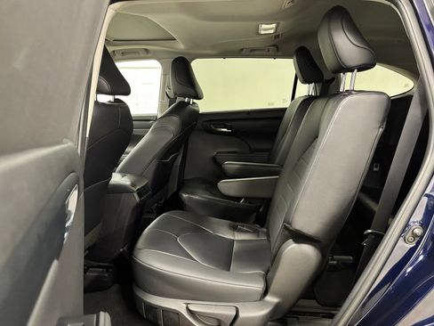 Used 2024 Toyota Highlander XLE FWD image 19