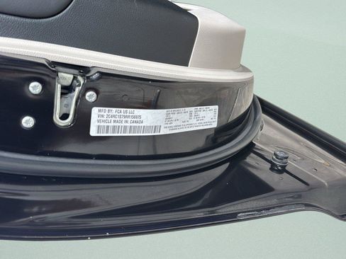 Used 2024 Chrysler Pacifica Limited FWD image 30