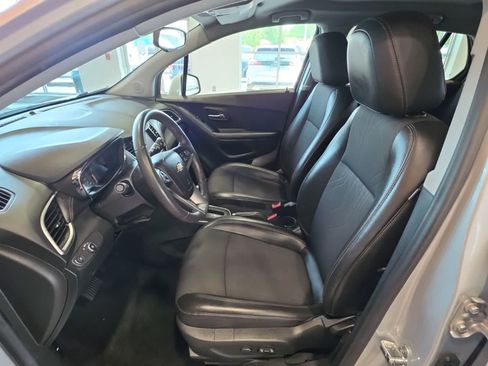 Used 2022 Chevrolet Trax LT w/ LT Convenience Package AWD/4WD image 16