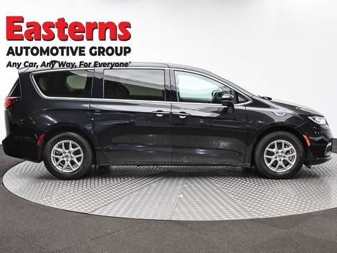 Used 2023 Chrysler Pacifica Touring-L FWD image 4