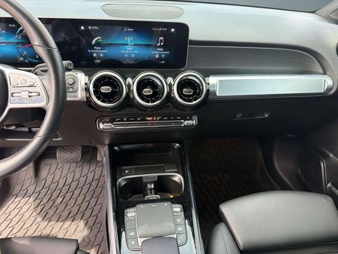 Used 2021 Mercedes-Benz GLB 250 4MATIC w/ Premium Package image 19