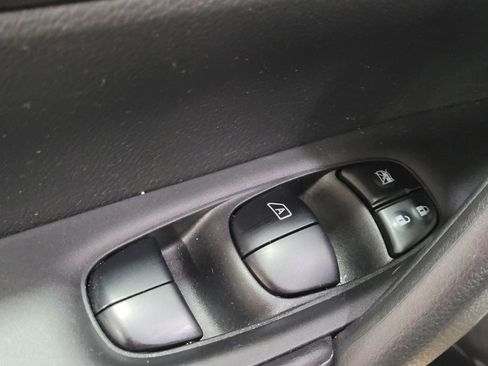 Used 2020 Nissan Rogue Sport S image 27