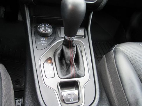 Used 2022 Jeep Cherokee Trailhawk w/ Premium Leather Package image 29