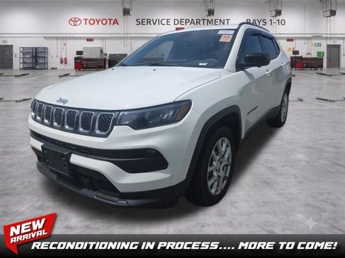 Used 2023 Jeep Compass Latitude AWD/4WD image 1