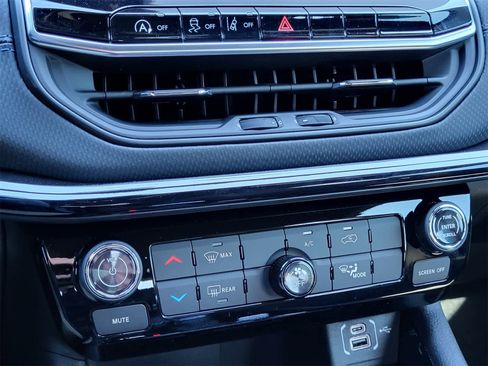 New 2026 Jeep Compass Latitude image 13