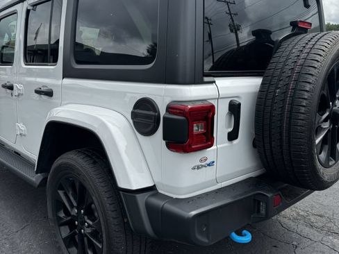 Used 2023 Jeep Wrangler Unlimited Sahara w/ Cold Weather Group AWD/4WD image 9