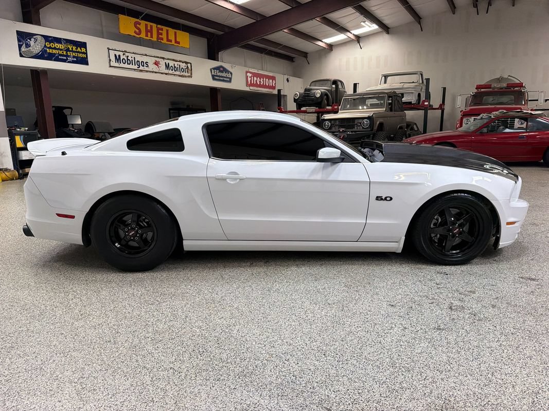 Used 2014 Ford Mustang GT RWD image 9