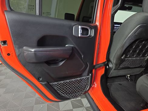 Used 2018 Jeep Wrangler Unlimited Rubicon w/ Dual Top Group AWD/4WD image 27