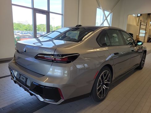 Used 2025 BMW 740i xDrive image 5
