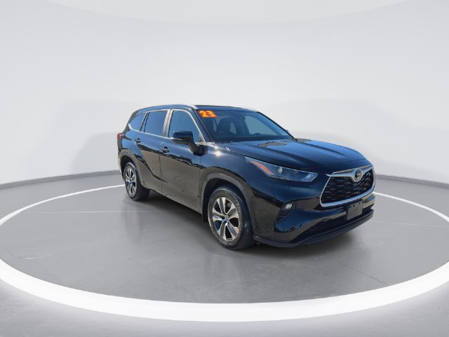 Used 2023 Toyota Highlander XLE AWD/4WD image 2