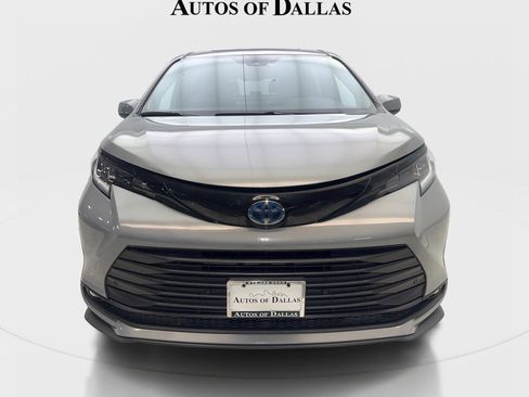 Used 2025 Toyota Sienna XLE Woodland Edition AWD/4WD image 3