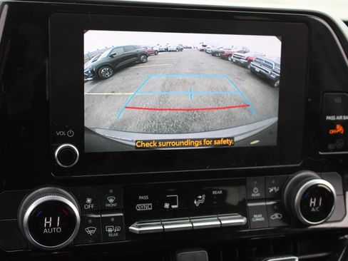 Used 2023 Toyota Highlander L FWD image 12