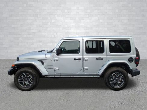 Used 2024 Jeep Wrangler Sahara image 7