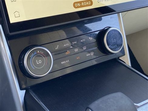 Used 2023 Land Rover Range Rover Long Wheelbase SE image 16